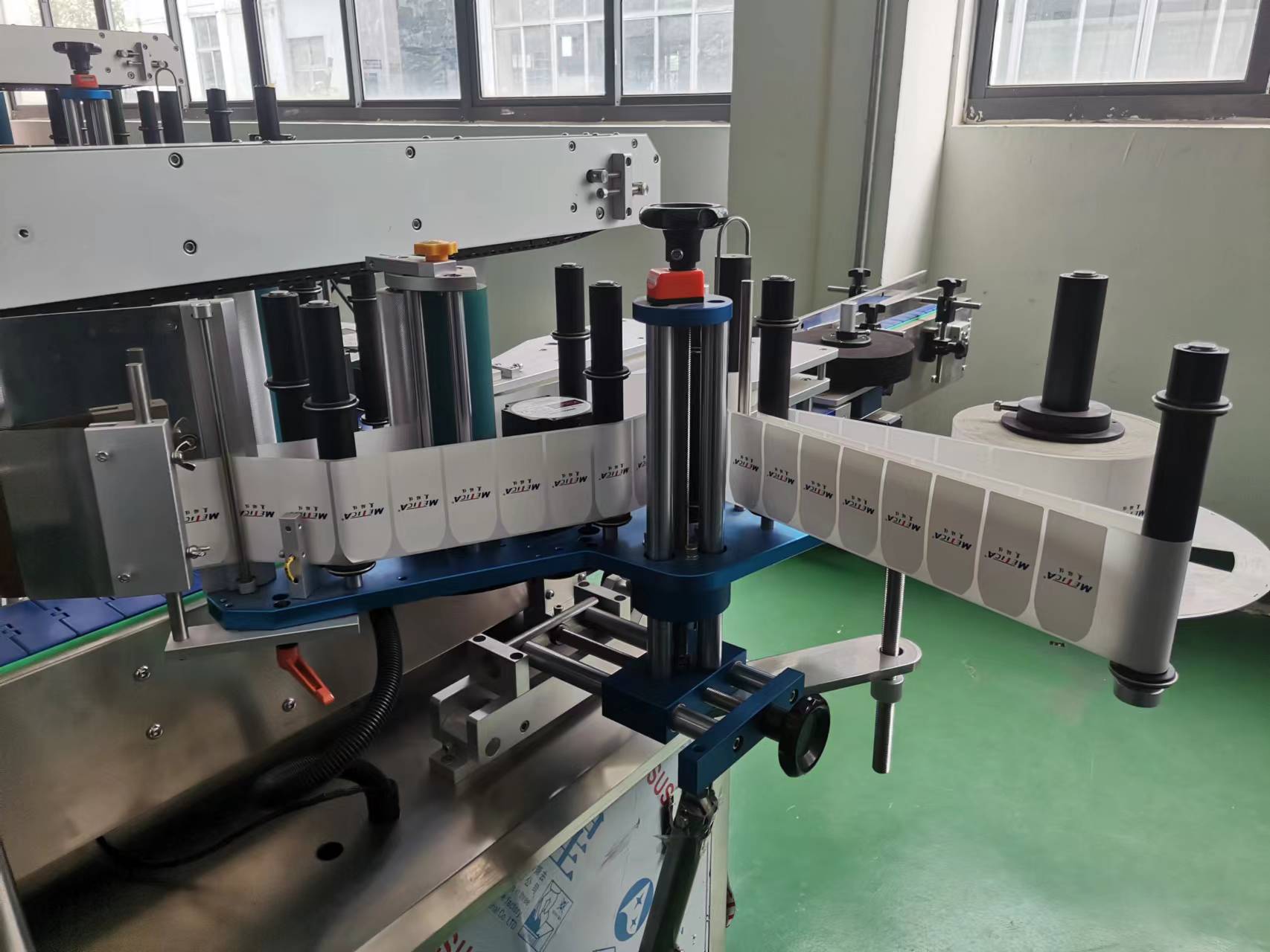 双侧面贴标机的调试技巧